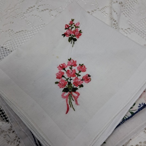 Vintage Hankies Lot Floral Embroidered Handkerchiefs Cotton Pocket Square Set - Picture 4 of 9